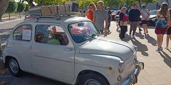 Una norantena de cotxes i motocicletes participen en la VIII Trobada de Vehicles Clàssics de Creixell