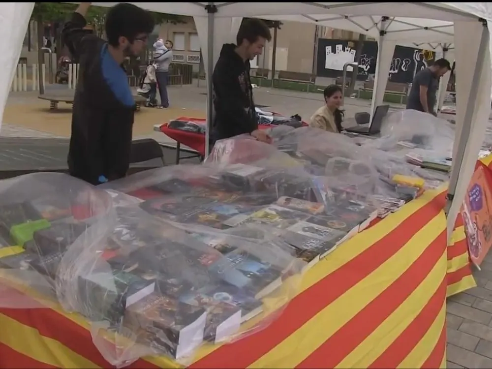 La pluja desllueix el final de la Diada de Sant Jordi