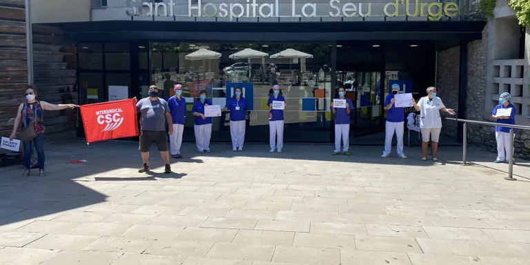 Concentració davant del Sant Hospital sota el lema 'República, treball i justícia social'