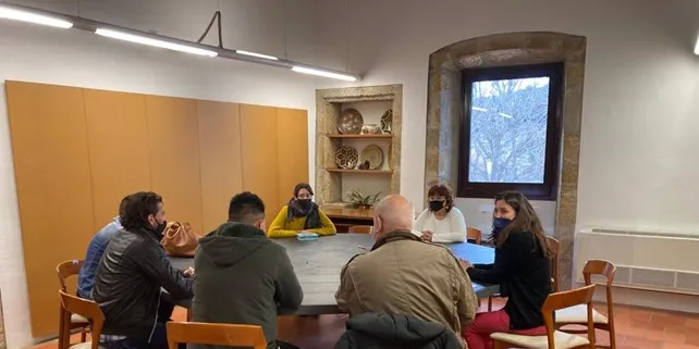 El servei de Mediació rep a 4 presos en 3r grau per explicar-los com funciona el servei, alhora que segueix amb els tallers a les escoles