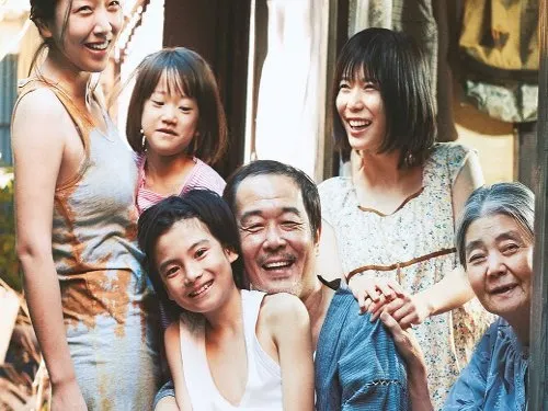 Us convidem a veure la pel·lícula “Un asunto de familia” a La Sala