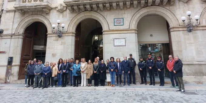 Minut de silenci per condemnar la mort violenta de Mònica de la Llana