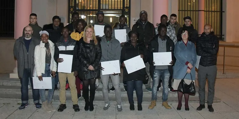 L'Ajuntament lliura el Certificat d'Acollida a 17 rubinencs i rubinenques provinents d'altres països