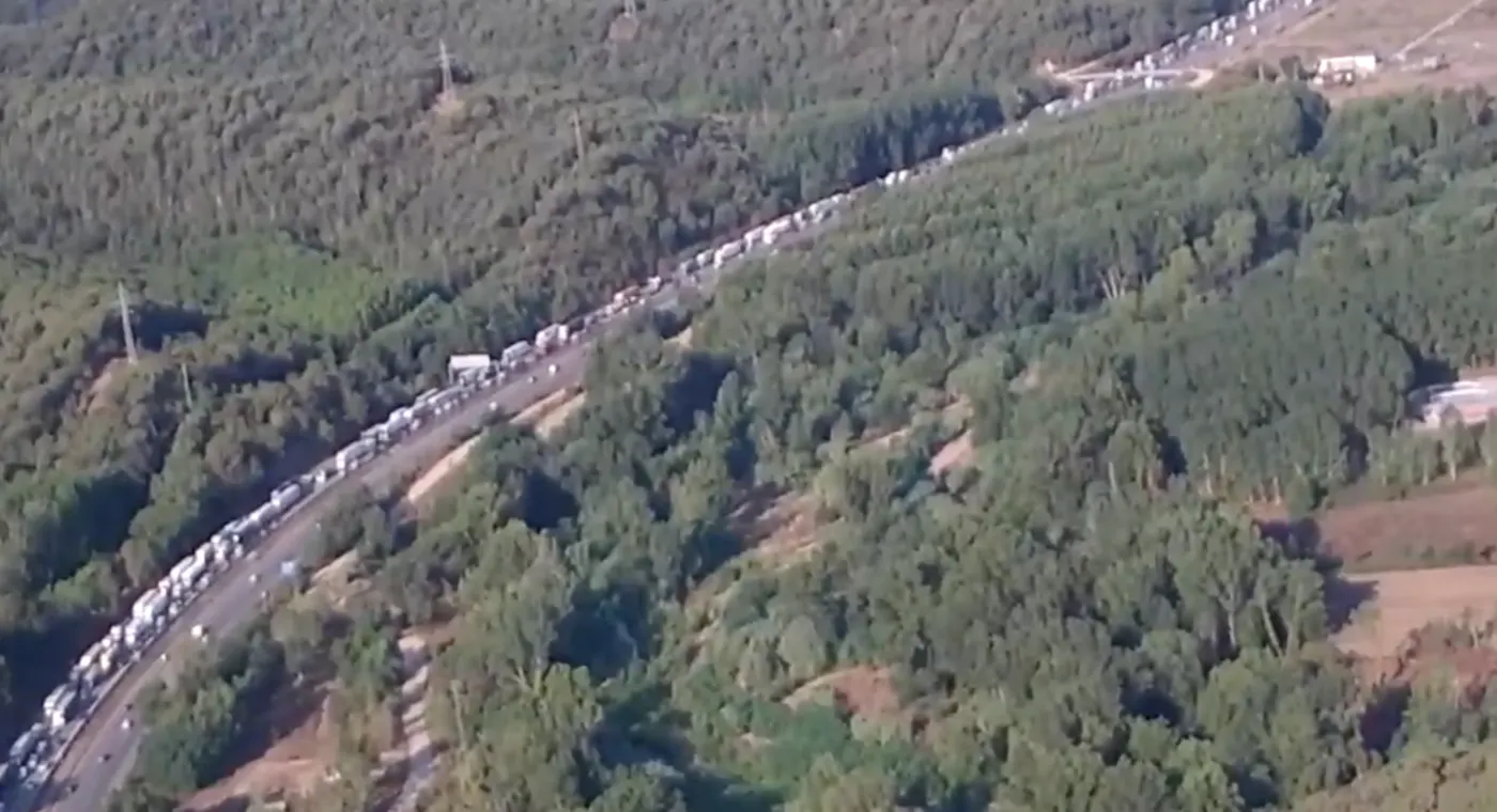 Mor el conductor d'un camió després de bolcar a l'AP-7 a Fogars de la Selva