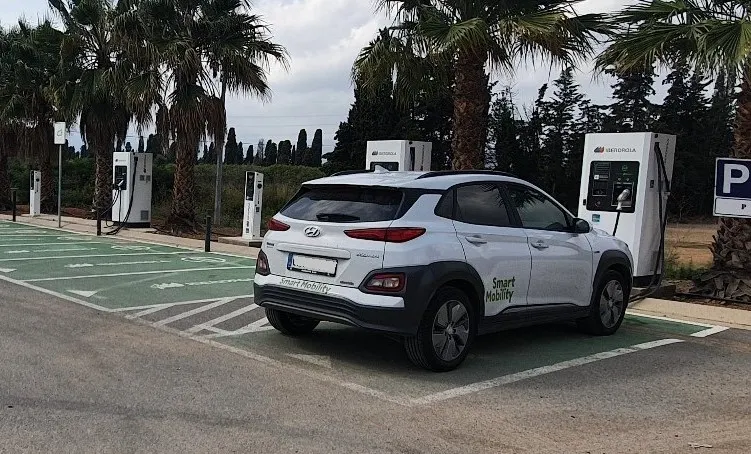 Iberdrola instal·la cinc carregadors de cotxes elèctrics a Cambrils