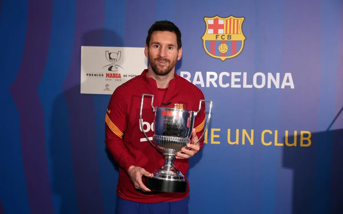 Leo Messi rep el seu setè trofeu Pitxitxi