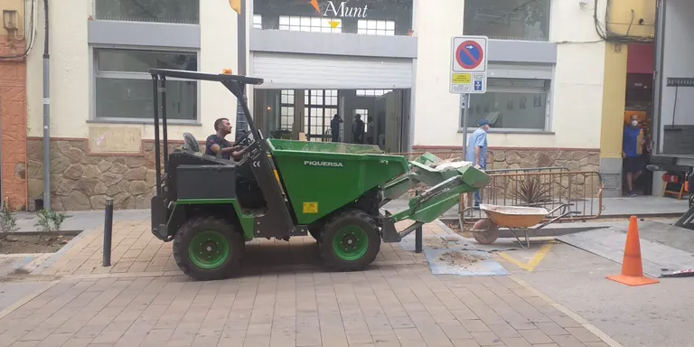 Aquest matí han començat les obres per fer un nou paviment a l’edifici del Mercat Municipal