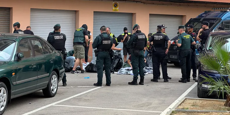 Un detingut, 25 investigats i 30.000 articles decomissats, el balanç de l'operació contra el top manta a Roses