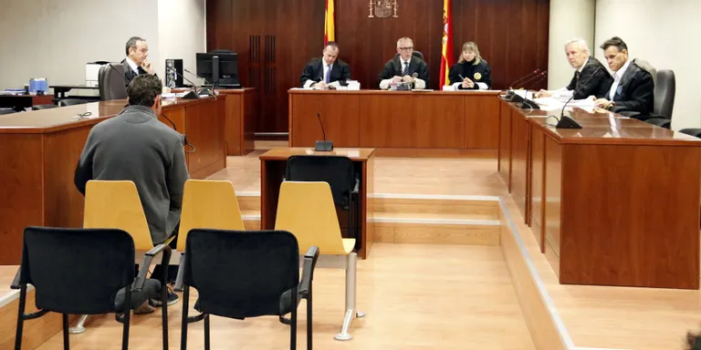L'acusat de maltractar la seva dona a la Seu nega els fets i diu que només discutien com a parella