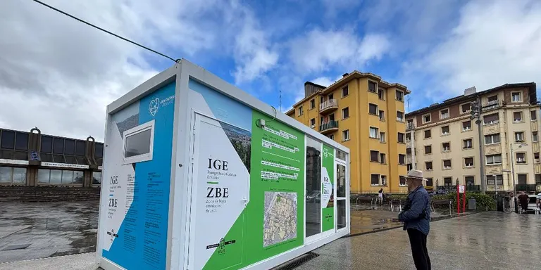 LA ZONA DE BAJAS EMISIONES DE IRUN ABRE EL PUNTO INFORMATIVO EN LA PLAZA DE TXANALETA