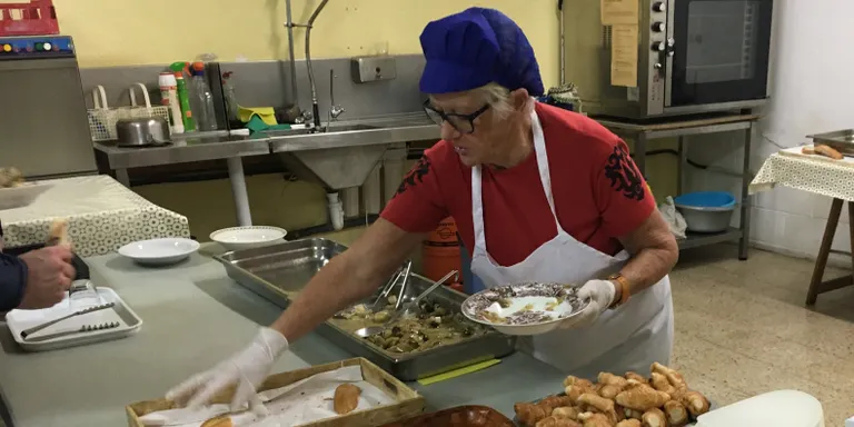 Càritas Poblenou necessita voluntariat per tornar a donar sopars amb l'arribada del fred