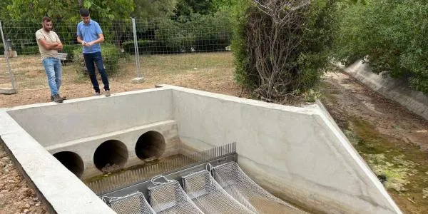 Altafulla posa fre als residus que arriben de la rasa a la platja amb unes xarxes de retenció al canal