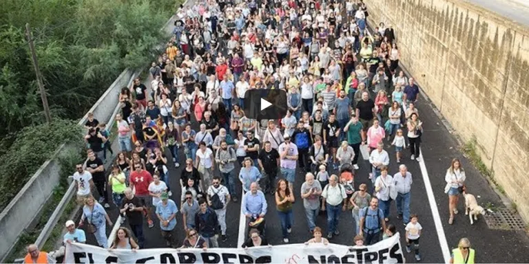 Prop de 5.000 rubinencs es mobilitzen contra la repressió policial de l'1-O