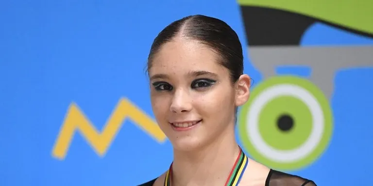 La patinadora calderina Elna Francès es penja la medalla de bronze al Campionat d’Europa juvenil