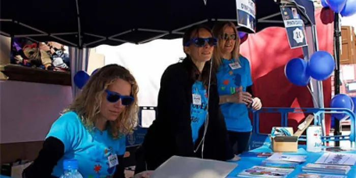 El pati del Calisay es tenyeix de blau diumenge durant la festa ‘Tots som blaus’