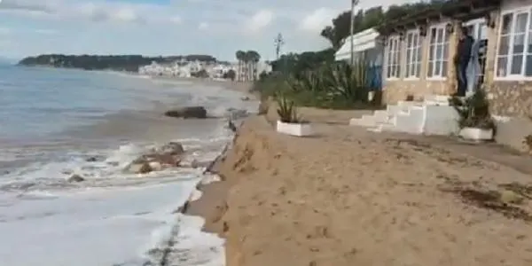 Sostreuen la bomba i la mànega que recull les aigües residuals a l’entorn del Fortí a la platja d’Altafulla