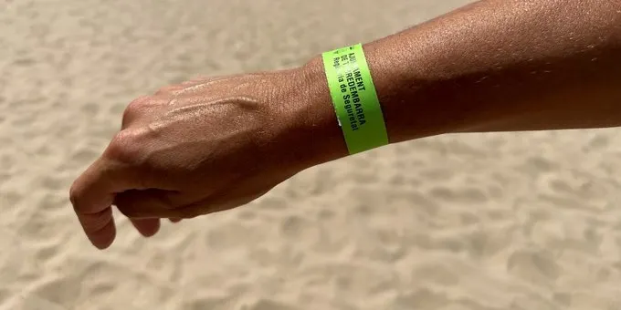 Polseres identificatives a disposició de les persones usuàries de la platja