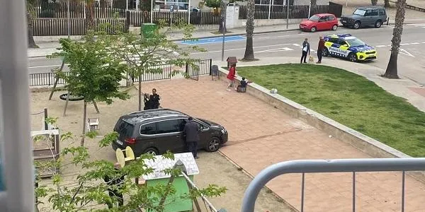 Un cotxe irromp sense control en el parc del Patufet d'Altafulla