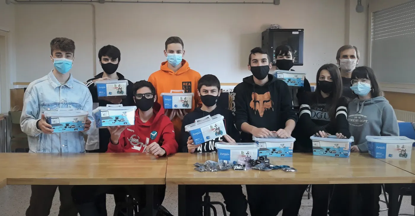 Un grup de primer de batxillerat de l'Institut Francesc Ribalta, seleccionat per un certamen de robòtica