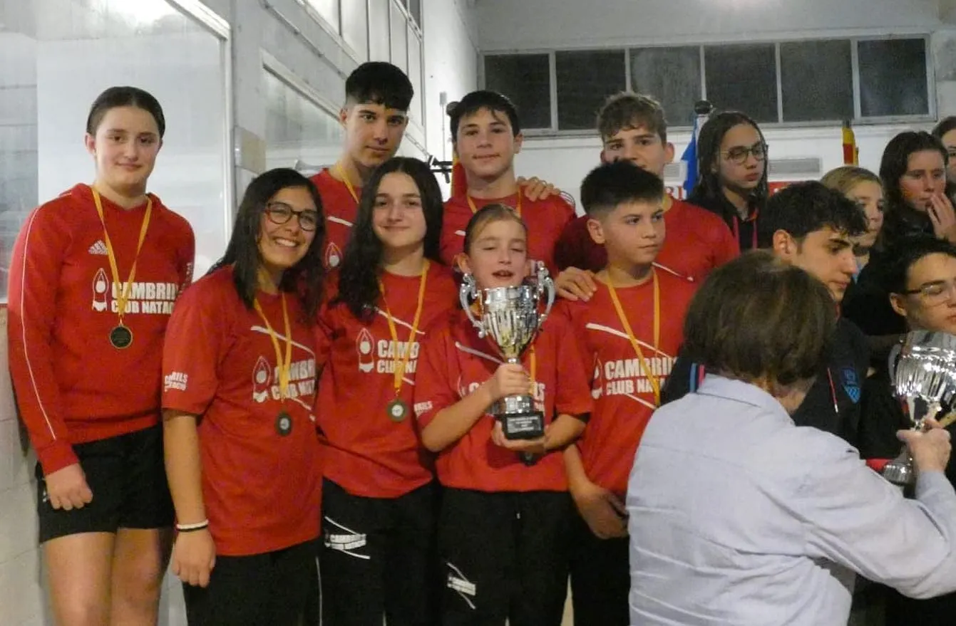 Els nedadors més petits del Cambrils Club Natació aconsegueixen grans resultats en la darrera prova de l’any
