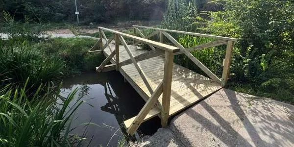 El Catllar instal·la el segon dels tres nous ponts previstos sobre el riu Gaià