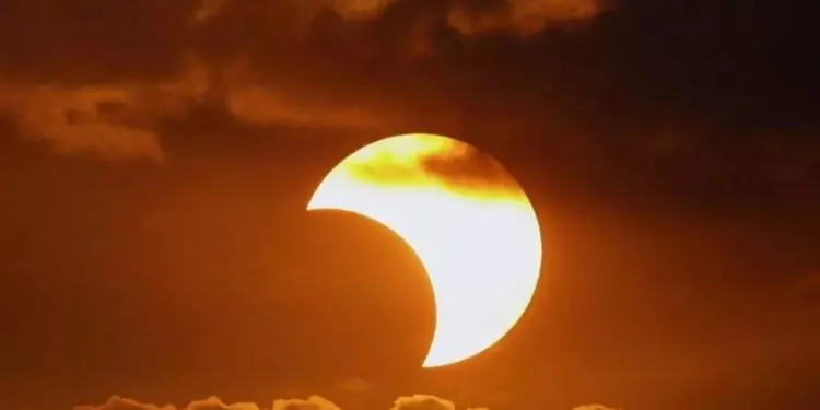 L’Institut Els Tres Turons i el Grup d’Amics de l’Astronomia de Calella faran una observació de l’eclipsi parcial de sol