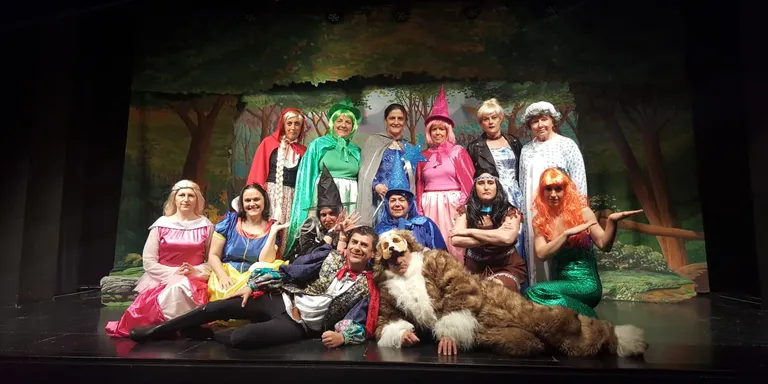 El grup de Teiatrerus estrena "Quin lio de contes" al Centre Cultural