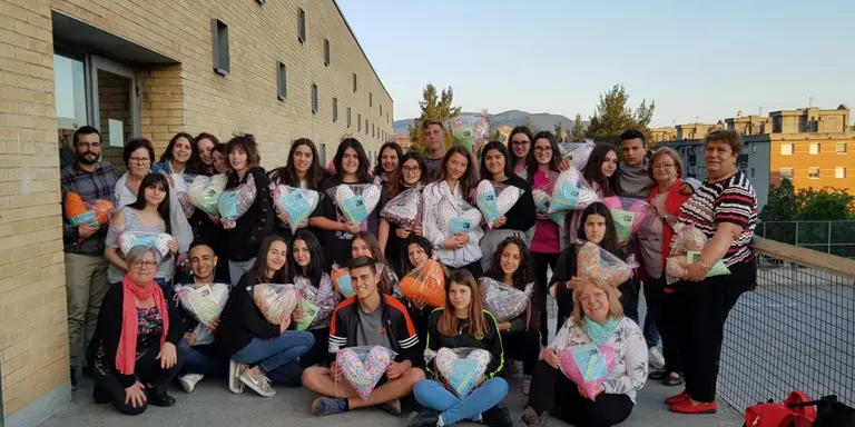 El Caliu del Cor ensenya als alumnes d'un institut de Mollet del Vallès a fer coixins per afectades de càncer de mama