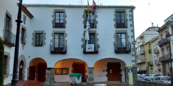 Arrenquen la pancarta que demanava 'Llibertat presos polítics' de l'Ajuntament
