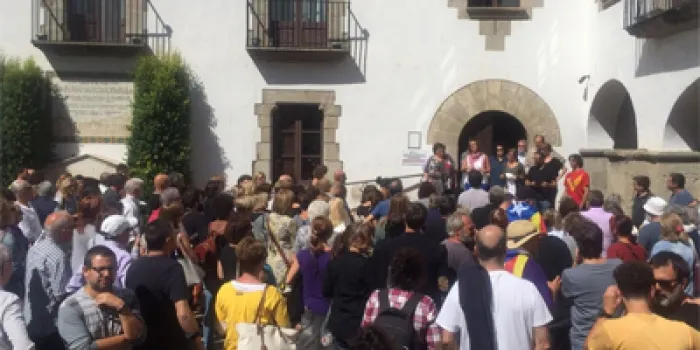 Uns 200 arenyencs es concentren a la plaça de l’Ajuntament en rebuig a la intervenció de la Guàrdia Civil
