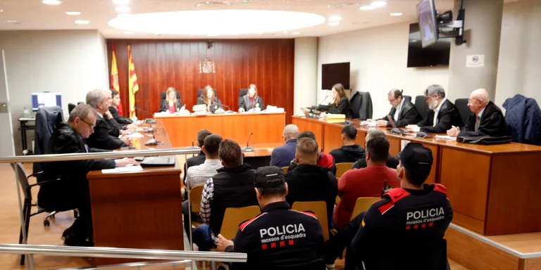 Condemnats a penes que sumen 30 anys de presó nou membres d'una xarxa que va moure 400 quilos de droga