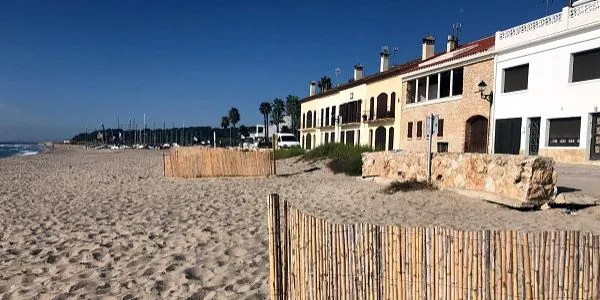 S'instal·len de nou les trampes de sorra a la platja d'Altafulla per retenir-la de manera natural durant l'hivern