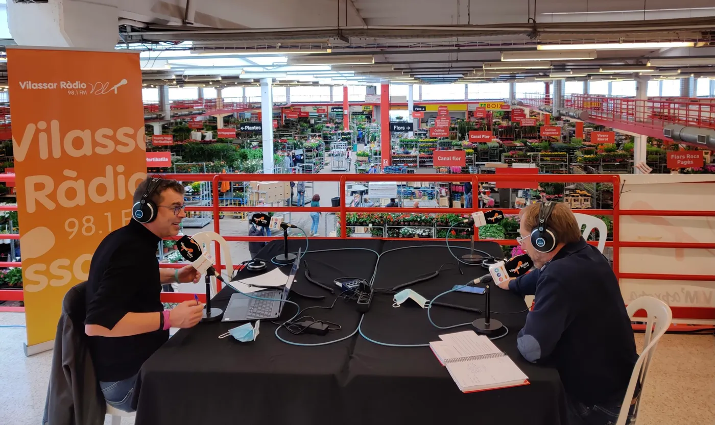 “Parlant de tot” des del Mercat de la Flor amb motiu de la campanya de Sant Jordi