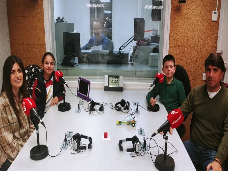 La taula de l'estudi de Rubí al Dia envaïda pel robots de la Trobada de Robòtica de Rubí
