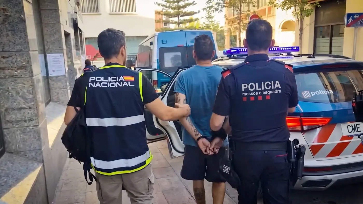 Els Mossos d'Esquadra i la Policia Nacional detenint a un home al carrer Cardenal Vidal i Barraquer de Sant Boi