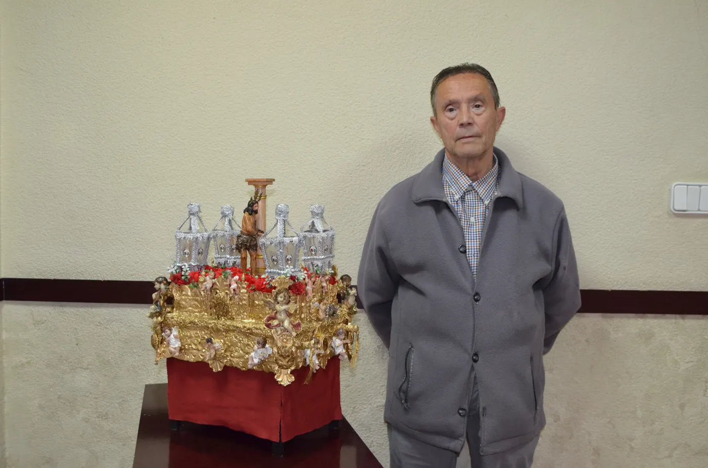 José Caro. el utrerano que elabora pasos en miniatura, cuenta su arte en COPE Utrera (98.1 FM)
