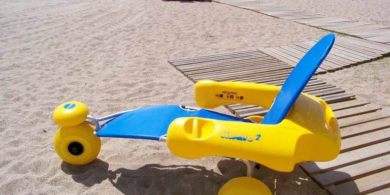Els primers usuaris i usuàries valoren positivament el nou servei de bany de mobilitat reduïda a la platja