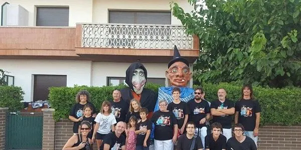 Els Gegants, els Bastoners i els Grallers d’Altafulla surten en cercavila pels carrers del Barri Marítim aquest dimarts