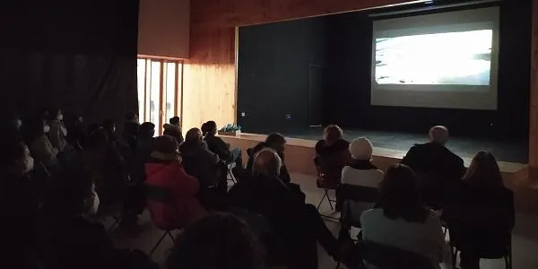 Un centenar d'espectadors presencien l'estrena de la sèrie 'Altafulla' al gimnàs de la Portalada