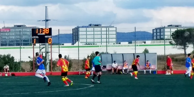 Golejada i liderat per arrencar la temporada oficial del Veinti