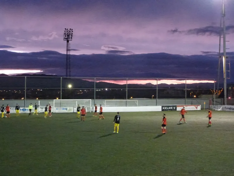Can Rosés a les 20 h. Estrany horari per a un partit de Tercera Catalana / Arxiu
