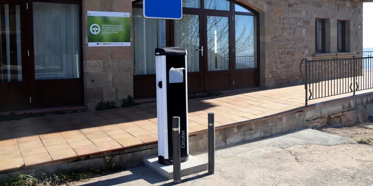 L’Ajuntament de Pinós denuncia que s’ha hagut d’endeutar per poder executar un projecte de transició energètica de 2 milions d’euros perquè no li han abonat la subvenció corresponent d’un fons europeu
