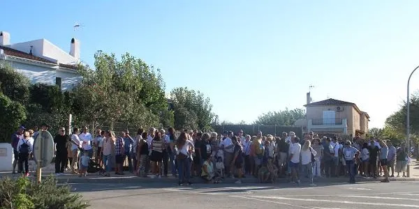 Un centenar de veïns es manifesten per reclamar solucions a les inundacions que pateixen a Baix a Mar