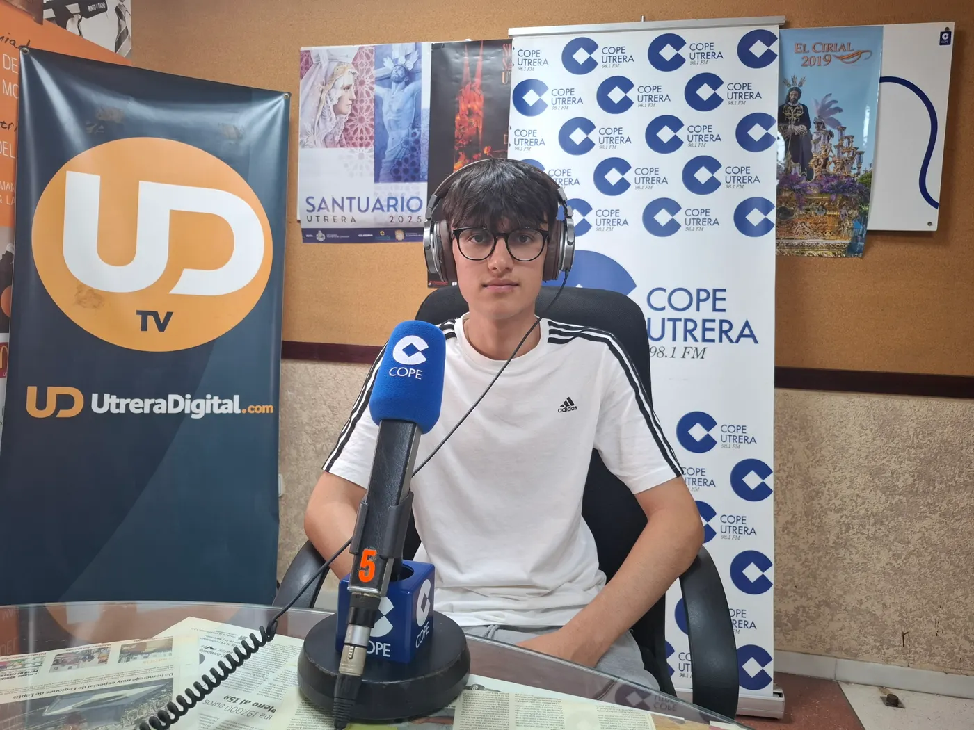 Guillermo Parada Muñoz, seleccionado en las becas Amancio Ortega, visita el estudio de COPE Utrera (98.1FM)