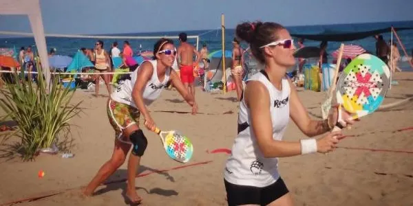 Més d’un centenar de parelles participen al Campionat de Catalunya de Tennis Platja, celebrat aquest diumenge a Torredembarra