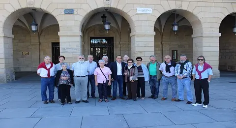 ENTREGA EN IRUN DEL MANIFIESTO DE LA ASOCIACIÓN GUIPUZCOANA DE JUBILADOS Y PENSIONISTAS