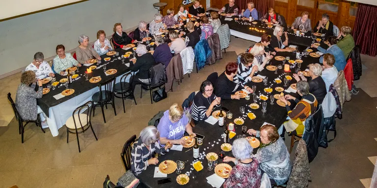 El Grup Cultural Mestresses de Casa celebra la festa de la Castanyada