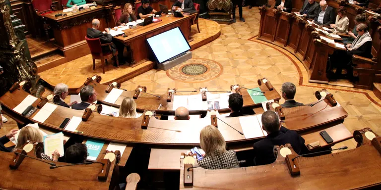 El ple denuncia la "paràlisi" del govern de Collboni amb els vots favorables de BComú i TriasxBCN