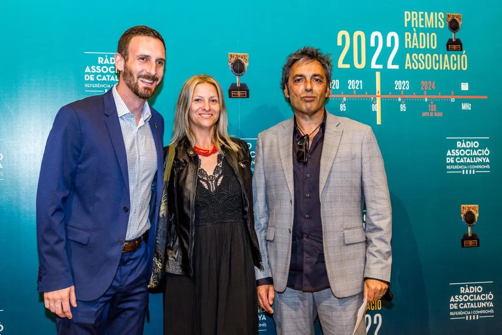 Els responsables del programa 'La veu és màgica' de Ràdio Caldes recullen el premi Ràdio Associació a la innovació