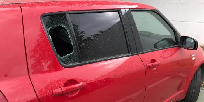 Roben a l'interior de diversos vehicles a la zona del cementiri